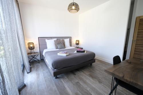 une chambre avec un lit, une table et un bureau dans l'établissement Villa avec piscine privative Saint Remy de Provence LS1-340, à Saint-Rémy-de-Provence