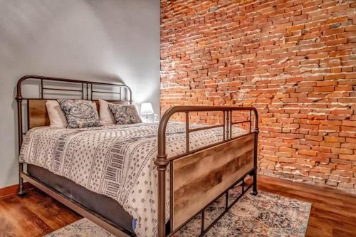 Ένα ή περισσότερα κρεβάτια σε δωμάτιο στο 2 BR La Crosse 2 Blocks to La Crosse Center