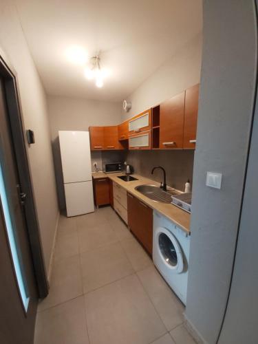 a kitchen with a washing machine and a washer at 1130 Wojciechowskiego 6A - Tanie Pokoje w Apartamencie - samodzielne zameldowanie in Poznań