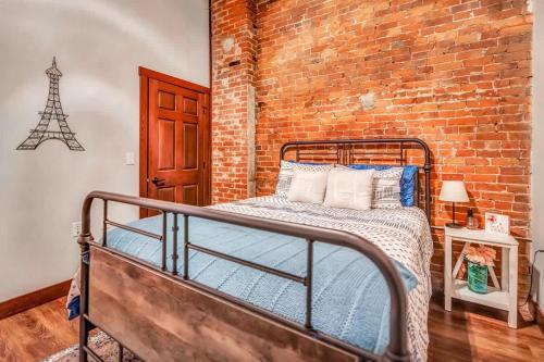 Ένα ή περισσότερα κρεβάτια σε δωμάτιο στο 2 BR Central 2 Blocks to La Crosse Center