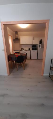 un salon avec une table et une cuisine dans l'établissement valsappart, à Vals-les-Bains