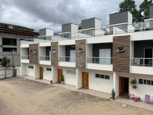 a large white building with a lot of windows at Triplex em Caraguatatuba! Alto padrão in Caraguatatuba