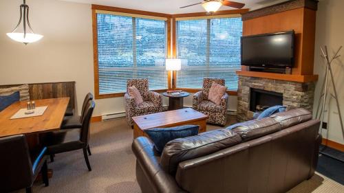 Télévision ou salle de divertissement dans l'établissement Timberline Lodges by Fernie Lodging Co