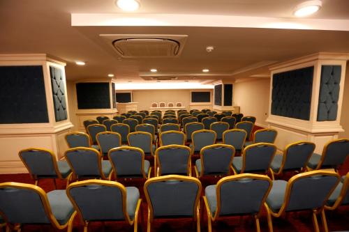 an empty room with chairs and a lecture hall at Hanzade Park Hotel in Trabzon