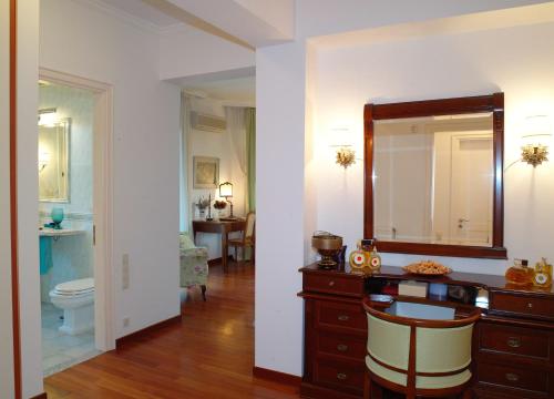 里奧的住宿－DH Epavlis，一间带水槽、卫生间和镜子的浴室