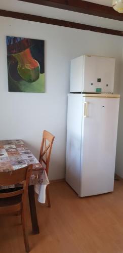 Kuchyň nebo kuchyňský kout v ubytování Ferienwohnung an Pferdehof in Much