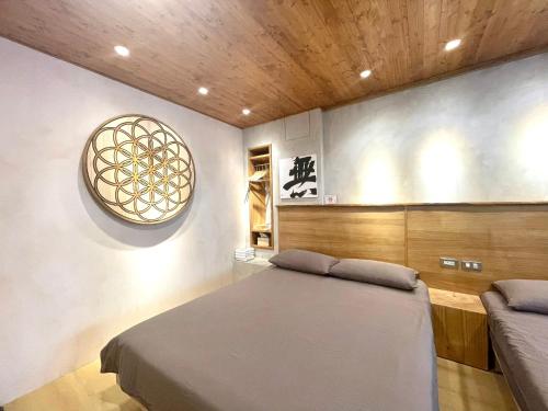 a bedroom with a bed and a wooden ceiling at 在覺樂禪意文旅-訂房後須聯繫轉帳 in Tainan