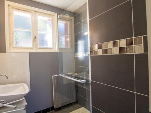 Vannituba majutusasutuses Évasion en Dordogne: Maison au bord de l'eau avec parking privé - FR-1-616-413