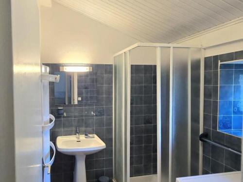 Et badeværelse på Charmante maison périgourdine avec piscine partagée et Wi-Fi - FR-1-616-418