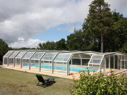 une piscine dans une serre en verre avec une piscine dans l'établissement Maison Périgourdine Authentique avec Piscine et Wifi - FR-1-616-418, à Campagnac-lès-Quercy