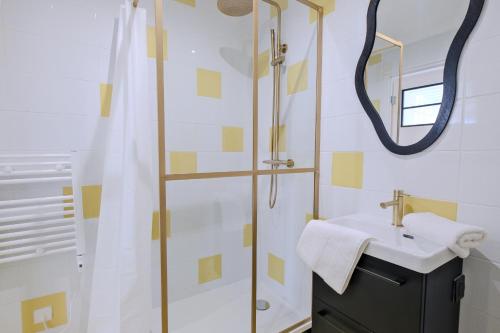 une salle de bain avec une douche, un lavabo et un miroir dans l'établissement Chez Madeleine au Petit Palais, à Périgueux