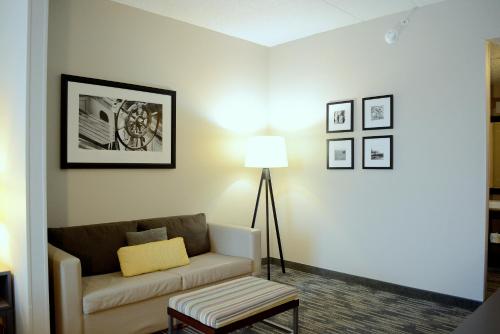 a living room with a couch and a lamp at Country Inn & Suites by Radisson, Port Clinton, OH in Port Clinton