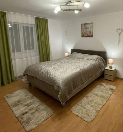 Ένα ή περισσότερα κρεβάτια σε δωμάτιο στο Casa de pe colț
