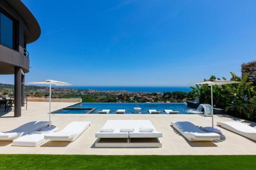 The swimming pool at or close to Villa Infinity Barcelona