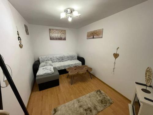 Ένα ή περισσότερα κρεβάτια σε δωμάτιο στο Casa de pe colț