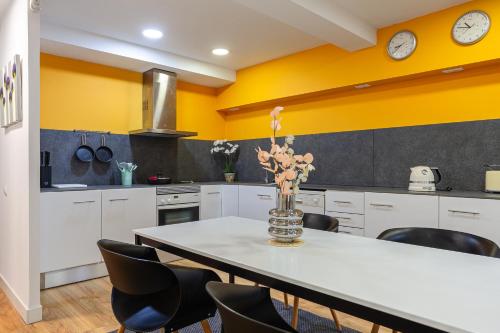 Η κουζίνα ή μικρή κουζίνα στο Orange loft, posibilidad de parking