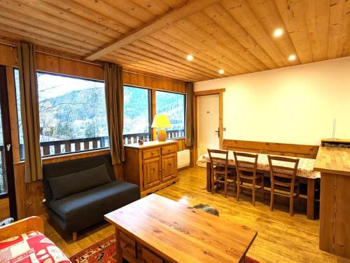 un salon avec un canapé et une table dans l'établissement Appartement cosy 4-6 pers balcon, ski au pied, parking couvert - FR-1-459-27, à La Clusaz