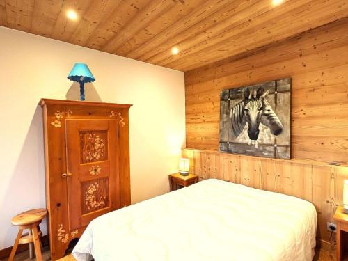 - une chambre avec un lit et une photo d'un cheval sur le mur dans l'établissement Appartement cosy 4-6 pers balcon, ski au pied, parking couvert - FR-1-459-27, à La Clusaz