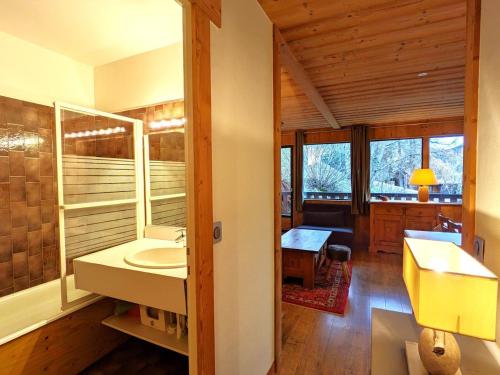 une salle de bain avec un lavabo et un grand miroir dans l'établissement Appartement cosy 4-6 pers balcon, ski au pied, parking couvert - FR-1-459-27, à La Clusaz