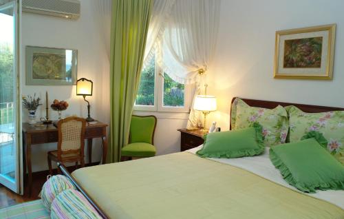 1 dormitorio con cama, escritorio y ventana en DH Epavlis en Rio