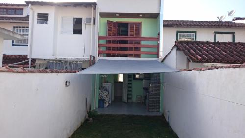 a white fence with awning in a courtyard of a building at Aconchego in Paraty