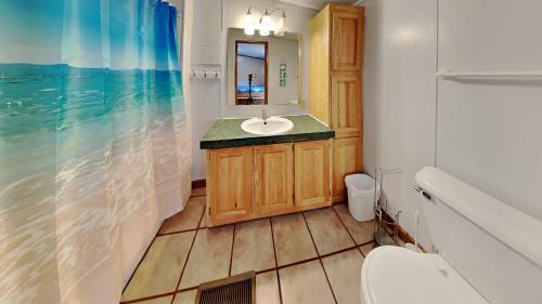 un baño con lavabo y espejo en Island Club #51, en Put-in-Bay