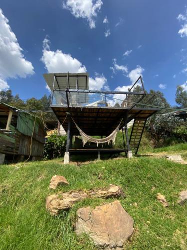 una barca seduta su un'amaca in un cortile di Glamping Colina Campestre Domo a Duitama