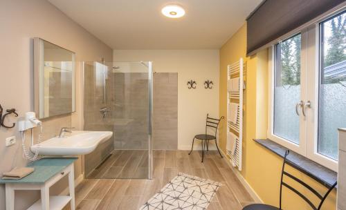 a bathroom with a sink and a shower at Luxe Appartementen Leonardus in Valkenburg