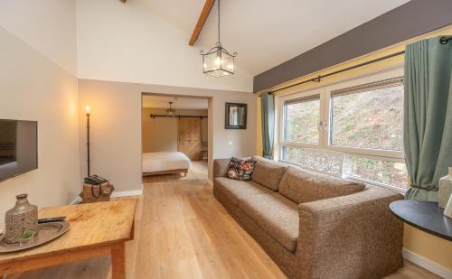 a living room with a couch and a table at Luxe Appartementen Leonardus in Valkenburg