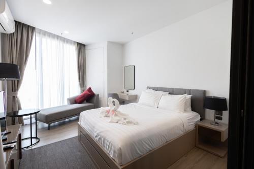 a bedroom with a bed and a living room at The Edge Central Pattaya - Luxury 1 Bedroom Apartment - 5th Floor #10 in Pattaya Central