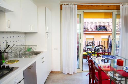 Il comprend une cuisine avec un balcon doté d'une table et de chaises. dans l'établissement Casa Trinacria Taormina, à Taormine