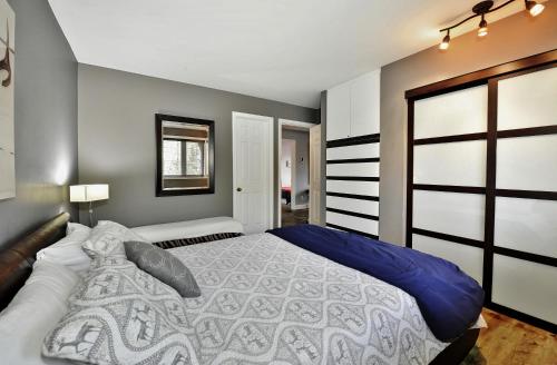 Giường trong phòng chung tại 541 chemin du Hibou