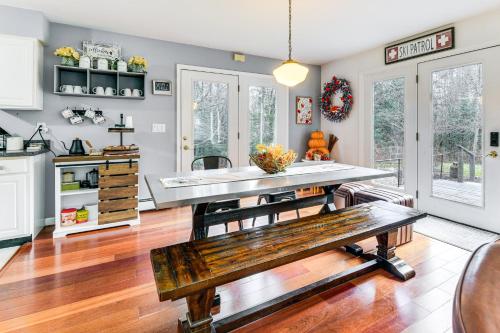 Dapur atau dapur kecil di Sterling Valley Home about 9 Mi to Stowe Mountain!