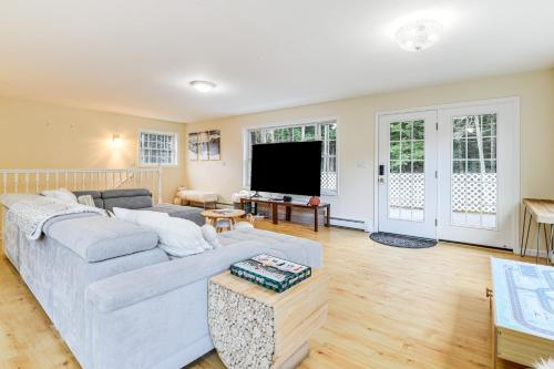 Televisyen dan/atau pusat hiburan di Sterling Valley Home about 9 Mi to Stowe Mountain!