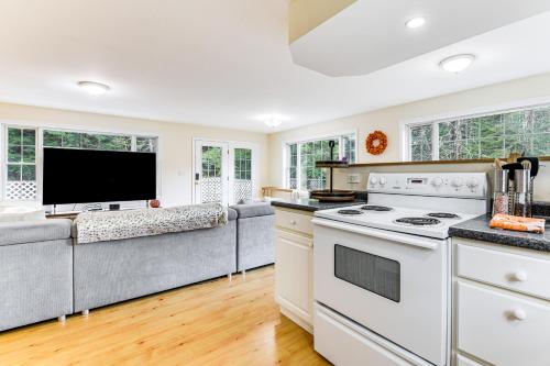 Dapur atau dapur kecil di Sterling Valley Home about 9 Mi to Stowe Mountain!