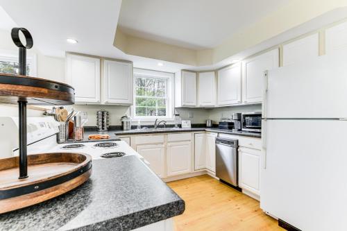 Dapur atau dapur kecil di Sterling Valley Home about 9 Mi to Stowe Mountain!