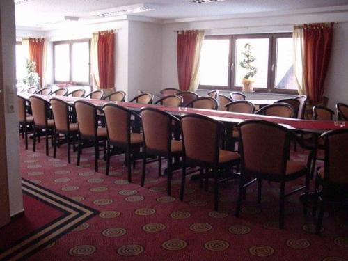 einen Konferenzraum mit einem langen Tisch und Stühlen in der Unterkunft Gasthof Zum Schützen in Oberprechtal