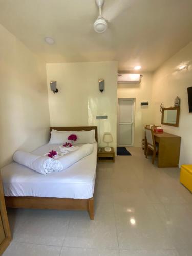 Postel nebo postele na pokoji v ubytování Maavaharu Guest House Himmafushi