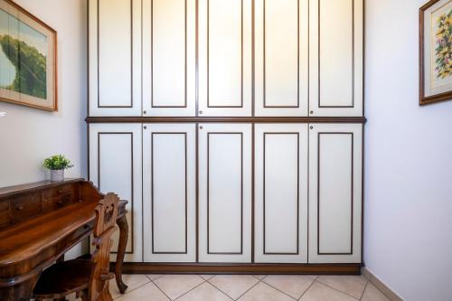 a room with a large white closet at Casa Belfiore in Florence