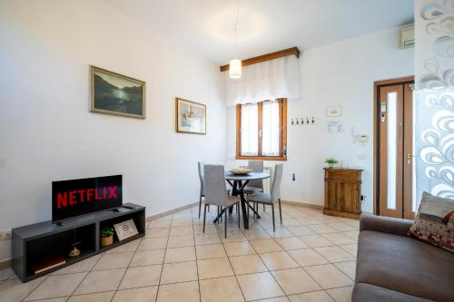 a living room with a tv and a table with chairs at Casa Belfiore in Florence