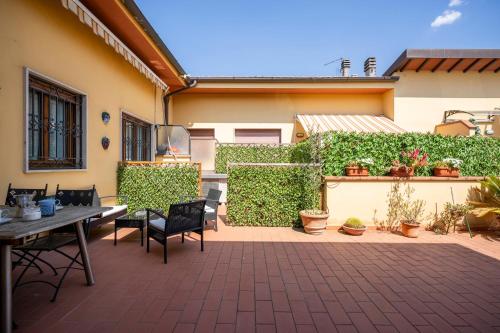 a patio with a table and chairs and a fence at Casa Belfiore in Florence