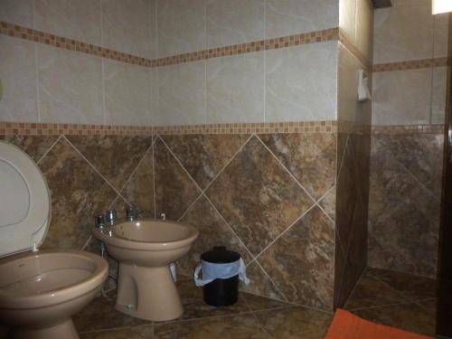 un baño con inodoro y lavabo en Dona Marta, en Itapema