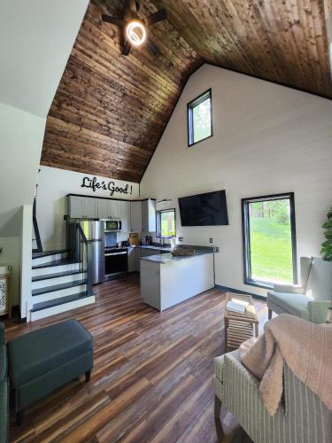 Η κουζίνα ή μικρή κουζίνα στο Life's Good Creek Side Retreat