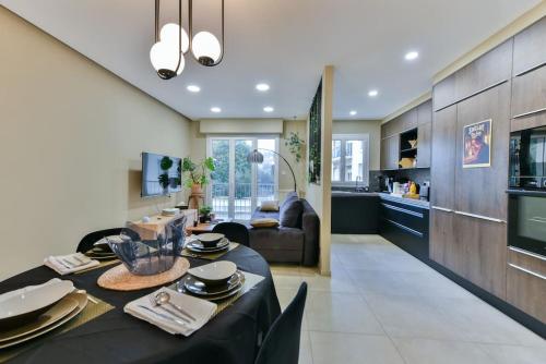 une cuisine et un salon avec une table et des chaises dans l'établissement Charmant appartement proche du centre de Nice, à Nice