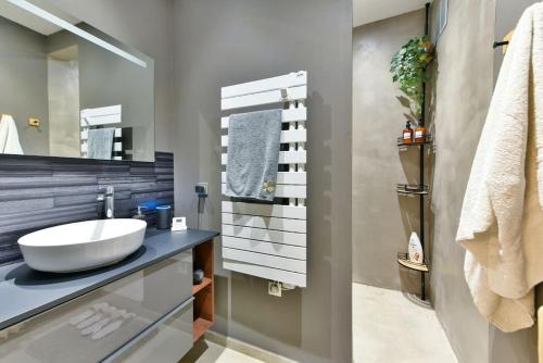 a bathroom with a sink and a mirror at Charmant appartement proche du centre de Nice in Nice