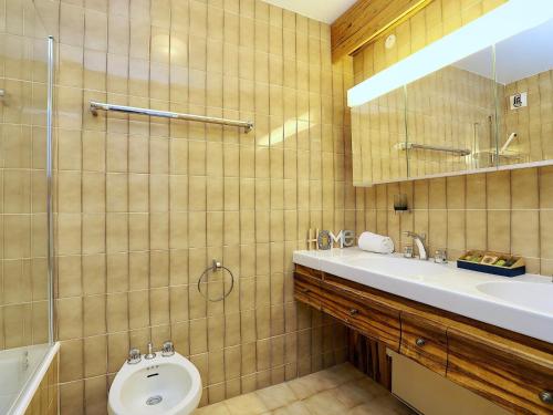 Koupelna v ubytování Courchevel 1850, Skis aux pieds, 4 pers, 2 pièces, Parking, WiFi - FR-1-575-225