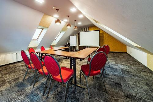 a conference room with a wooden table and red chairs at Hotel Fero Express POKOJE KLIMATYZOWANE AC in Kraków