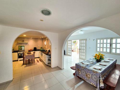 a kitchen and dining room with a table in a room at Casa Vista ao Mar - Paisagem Deslumbrante e Localização Perfeita in Canoa Quebrada