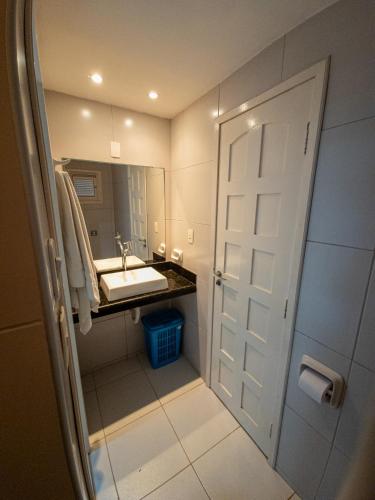 a bathroom with a sink and a mirror at Casa Vista ao Mar - Paisagem Deslumbrante e Localização Perfeita in Canoa Quebrada
