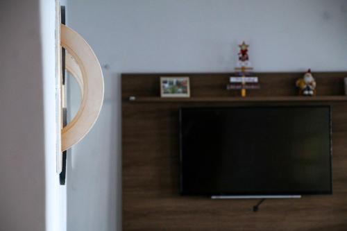 a flat screen tv sitting in a living room at Casa Vista ao Mar - Paisagem Deslumbrante e Localização Perfeita in Canoa Quebrada